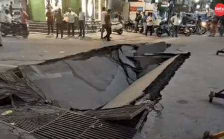 उदयपुर में सड़क धंसी, गड्ढे में उतरी इलेक्ट्रिक कार: दुर्गा नर्सरी चौराहे पर मचा हड़कंप; 3 साल में तीसरी घटना से उठे सवाल