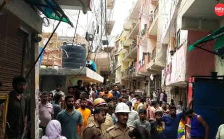नोएडा मामूरा अग्निकांड: पांच मंजिला इमारत में भीषण आग से मची अफरा-तफरी, 2 लोगों की मौत; 100 से ज्यादा लोगों का रेस्क्यू, इलेक्ट्रिक बाइक से आग लगने की आशंका