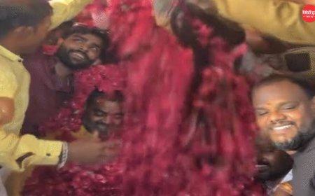 मध्य प्रदेश की सियासत में हलचल: नरोत्तम मिश्रा-विजयवर्गीय की मुलाकात से उठे सवाल, कांग्रेस प्रदर्शन पर तंज और सांसद अनिल फिरोजिया पर फूलों की बारिश