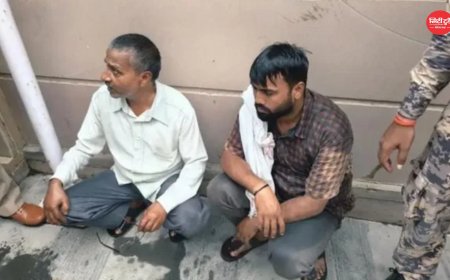 लखनऊ में CM ऑफिस के बाहर आत्मदाह की कोशिश: जमीन विवाद से परेशान चाचा-भतीजे ने खुद पर ज्वलनशील पदार्थ डालने का किया प्रयास, पुलिस ने समय रहते बचाया