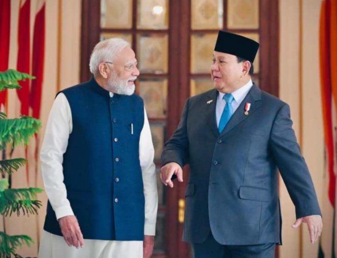 इंडोनेशिया पहुंचे प्रधानमंत्री नरेंद्र मोदी, जकार्ता में भारतीय समुदाय ने किया भव्य स्वागत; 'भारत माता की जय' और 'मोदी-मोदी' के नारों से गूंजा होटल परिसर