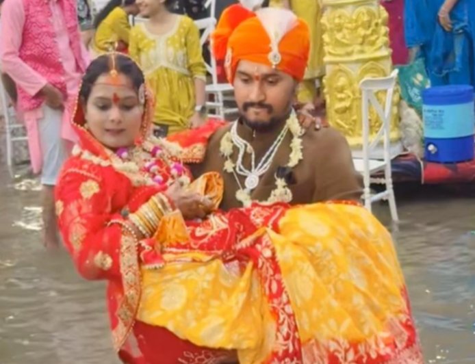 इंदौर में बारिश बनी शादी की यादगार कहानी: मैरेज गार्डन में डेढ़ से दो फीट तक भरा पानी, दूल्हे ने दुल्हन को गोद में उठाकर पहुंचाया मंडप; वीडियो बना चर्चा का विषय