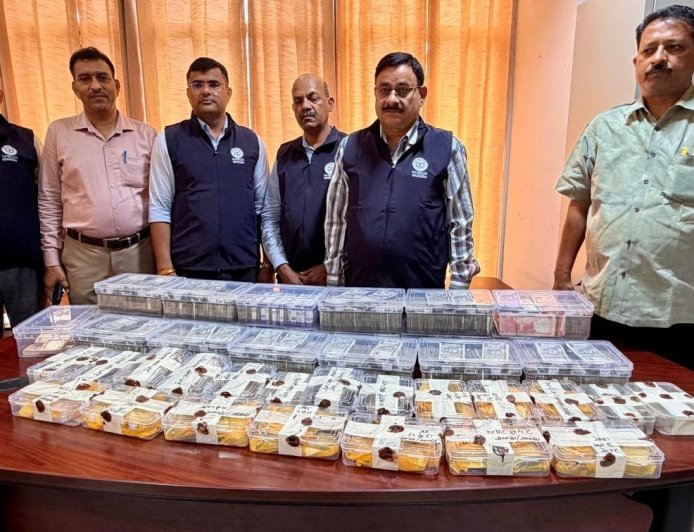 यूपी में रिटायर्ड ARTO के घर विजिलेंस का अब तक का बड़ा एक्शन: 26 घंटे चली छापेमारी में 13 किलो सोना, 9 किलो चांदी, ₹1.62 करोड़ नकद और 35 करोड़ की संपत्ति का खुलासा