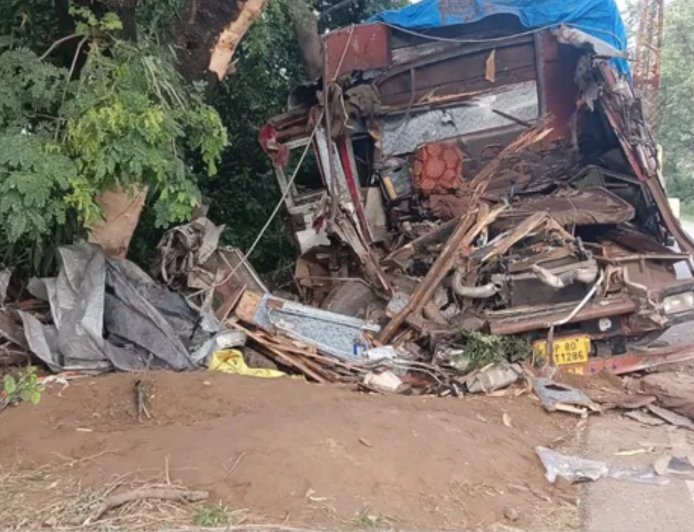 बदायूं से आलू लेकर जा रहा ट्रक पेड़ से टकराया, चालक की दर्दनाक मौत; एक घंटे तक केबिन में फंसा रहा शव