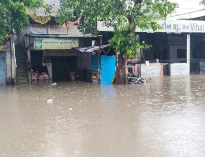 देशभर में मानसून का कहर: सामान्य से 170-180% अधिक बारिश, गुजरात-महाराष्ट्र में बाढ़, कई राज्यों में रेड अलर्ट