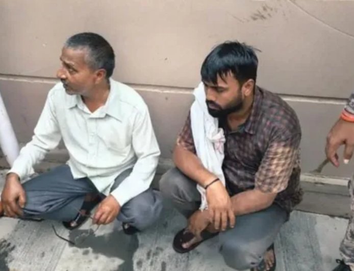 लखनऊ में CM ऑफिस के बाहर आत्मदाह की कोशिश: जमीन विवाद से परेशान चाचा-भतीजे ने खुद पर ज्वलनशील पदार्थ डालने का किया प्रयास, पुलिस ने समय रहते बचाया