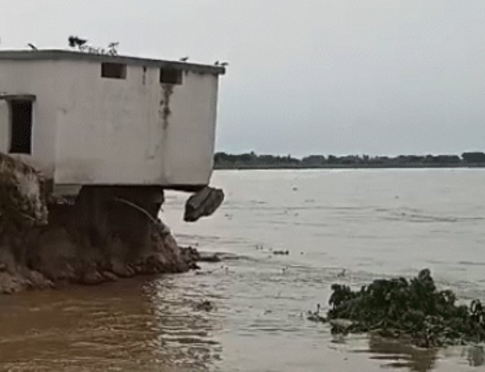 यूपी में मानसून का कहर: सरयू नदी में समाया सरकारी स्कूल, नहर टूटने से सैकड़ों एकड़ फसल जलमग्न; 75 जिलों में बारिश का अलर्ट