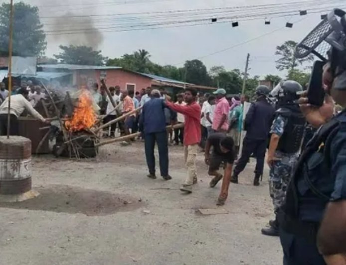 नेपाल में सांप्रदायिक हिंसा के बाद बढ़ा तनाव, सुनसरी और सिराहा में अनिश्चितकालीन कर्फ्यू; भारत सीमा पर हाई अलर्ट