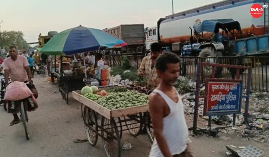 खगड़िया में अतिक्रमण पर प्रशासन की कार्रवाई बेअसर: पांचवीं बार चला बुलडोजर, अगले ही दिन फिर सड़क पर सजी दुकानें; स्थायी समाधान की उठी मांग