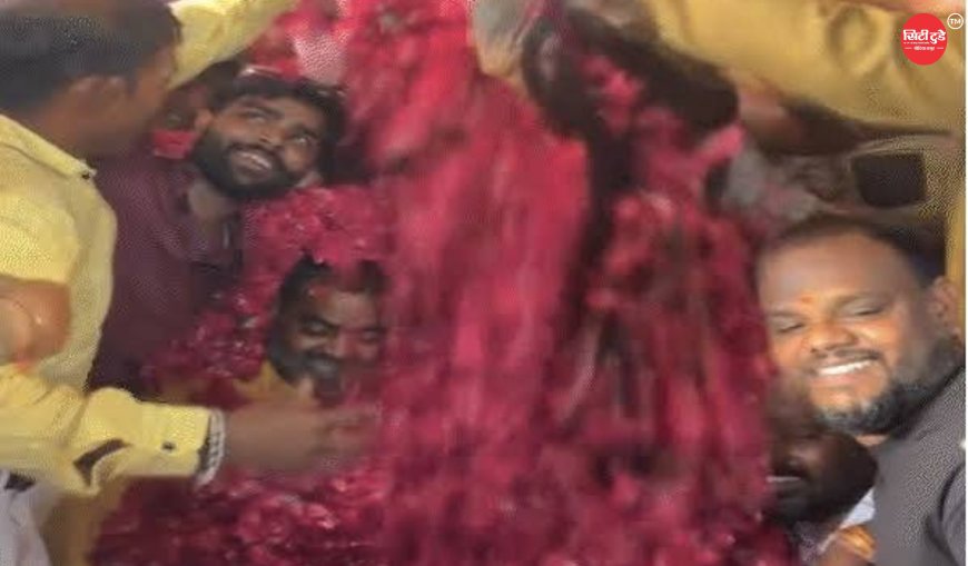 मध्य प्रदेश की सियासत में हलचल: नरोत्तम मिश्रा-विजयवर्गीय की मुलाकात से उठे सवाल, कांग्रेस प्रदर्शन पर तंज और सांसद अनिल फिरोजिया पर फूलों की बारिश