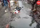 दिल्ली के शाहीन बाग में सड़क बनी जानलेवा, बारिश के पानी में छिपा गहरा गड्ढा; गड्ढे से निकाला गया स्कूटर