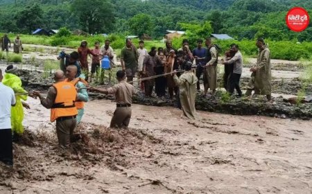 हिमाचल में भारी बारिश का कहर, सिरमौर में बाढ़ के बीच फंसे 25 लोग; पुलिस ने चलाया रेस्क्यू ऑपरेशन