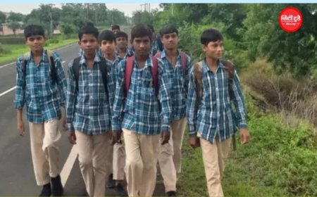 सामने से गुजरती है स्कूल बस, फिर भी 30 छात्र पैदल जाने को मजबूर