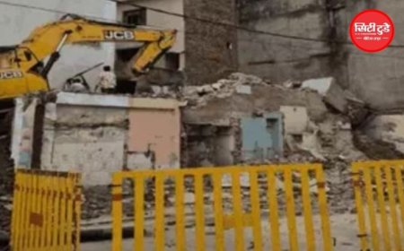 महाकाल सवारी से पहले नगर निगम का बड़ा एक्शन, श्रद्धालुओं की सुरक्षा के लिए जर्जर दो मंजिला मकान ढहाया