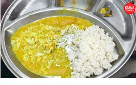 खंडवा हॉस्टल के खाने में निकली इल्ली, थाली लेकर कलेक्ट्रेट पहुंचे छात्र