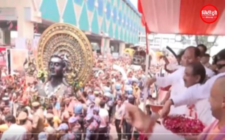 मेरठ में CM योगी ने कांवड़ियों पर बरसाए फूल, शिवभक्तों ने लगाए ‘बोल बम’ के जयकारे