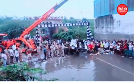 आगरा में जल निगम के खोदे गड्ढे में धंसा सवारियों से भरा टेंपो, बड़ा हादसा टला