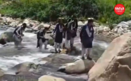 स्कूल जाने के लिए उफनती नदी पार करने को मजबूर बच्चे, पौड़ी में एक साल से नहीं बना पुल