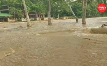 चित्रकूट में मंदाकिनी नदी ने दिखाया रौद्र रूप, रामघाट की सभी सीढ़ियां डूबीं; दुकानों तक पहुंचा पानी, SDRF तैनात