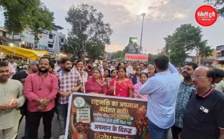 वंदे मातरम् विवाद पर खंडवा में भाजपा का कैंडल मार्च, कांग्रेस के खिलाफ प्रदर्शन; राष्ट्रगीत के सम्मान को लेकर उठाई आवाज