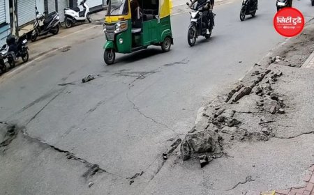 इंदौर में पाइपलाइन टेस्टिंग के दौरान धंसी 40 करोड़ की सड़क: बाल-बाल बचे राहगीर, तीन साल पहले स्मार्ट सिटी प्रोजेक्ट में बनी थी