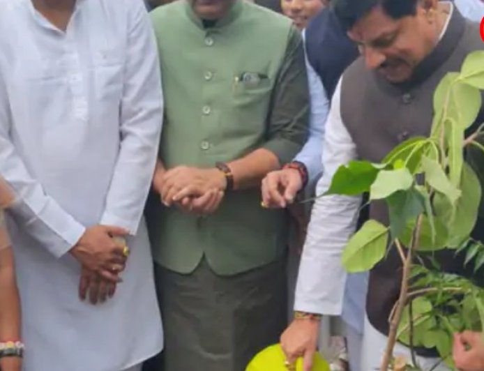 जबलपुर में मियावाकी तकनीक से 11 लाख पौधों का महाअभियान शुरू: CM मोहन यादव ने किया शुभारंभ, जल संरक्षण पर दिया जोर