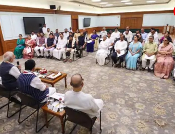 पीएम मोदी ने TMC और उद्धव गुट के बागी सांसदों से की मुलाकात: NDA सांसदों के साथ ब्रेकफास्ट मीटिंग में बोले- “चिंता मत कीजिए, हम आपके साथ हैं”