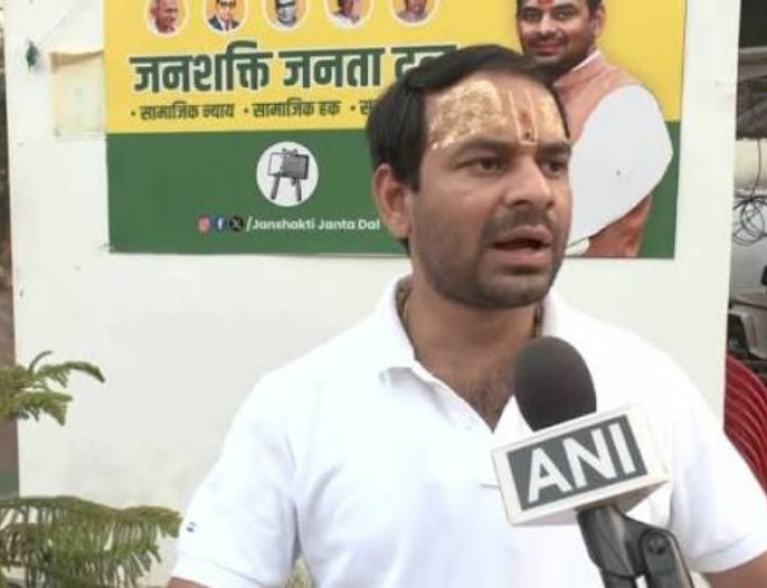 तेजप्रताप यादव का देसी अंदाज: फुलवरिया में चलाई साइकिल, निकाला गन्ने का रस और दुहा गाय का दूध; पिता लालू यादव को याद कर हुए भावुक