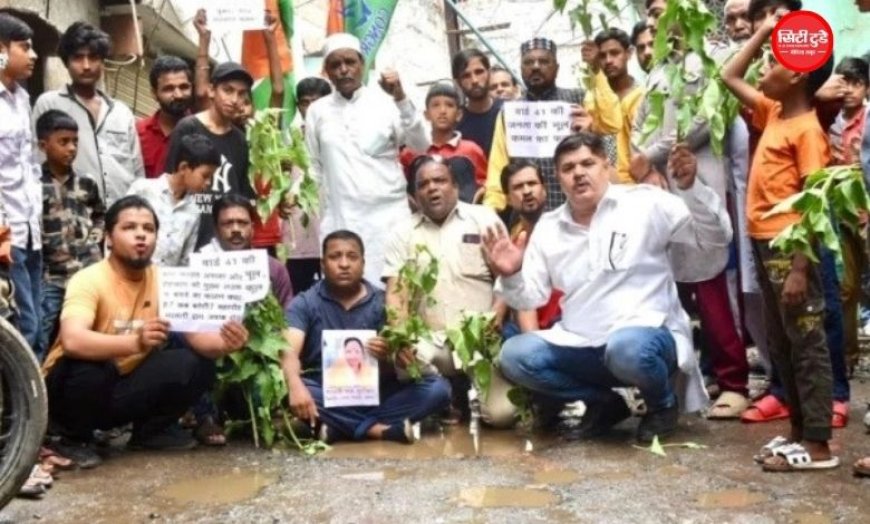 भोपाल में कांग्रेस का अनोखा प्रदर्शन, गड्ढों में लगाए ‘बेशर्म’ के पौधे; महापौर की फोटो लेकर जताया विरोध