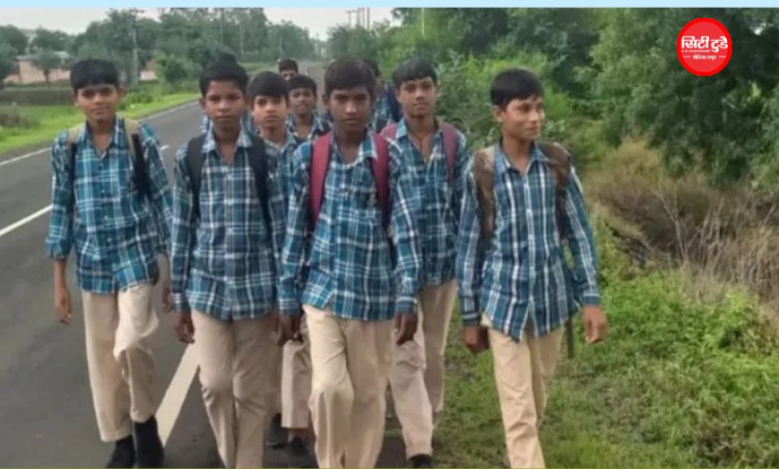 सामने से गुजरती है स्कूल बस, फिर भी 30 छात्र पैदल जाने को मजबूर