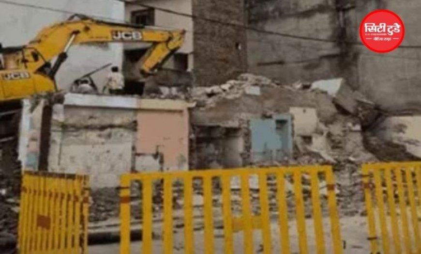 महाकाल सवारी से पहले नगर निगम का बड़ा एक्शन, श्रद्धालुओं की सुरक्षा के लिए जर्जर दो मंजिला मकान ढहाया