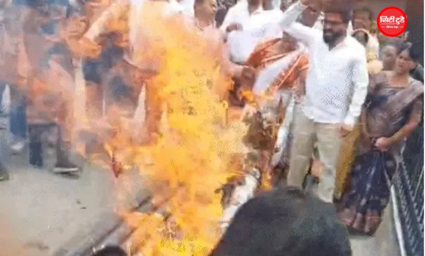 भोपाल मास्टर प्लान विवाद: कांग्रेस ने नगर निगम मुख्यालय घेरा, पुतला फूंका; पीसी शर्मा बोले- 25 साल से शहर नियोजन के इंतजार में