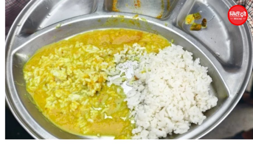 खंडवा हॉस्टल के खाने में निकली इल्ली, थाली लेकर कलेक्ट्रेट पहुंचे छात्र