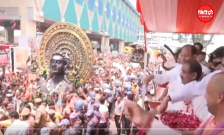 मेरठ में CM योगी ने कांवड़ियों पर बरसाए फूल, शिवभक्तों ने लगाए ‘बोल बम’ के जयकारे