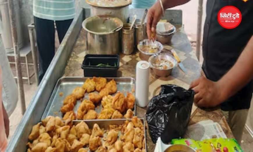 इंदौर में कचरे के पास बन रहे पकौड़े, खुले समोसे-कचोरी पर मंडराती मक्खियां