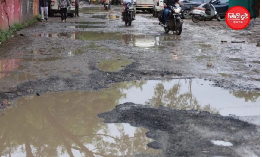 इंदौर में सड़क की बदहाली पर अनोखा विरोध: भावनानगर के लोगों ने गड्ढों में रोपे पौधे, पार्षद ने किया धरना