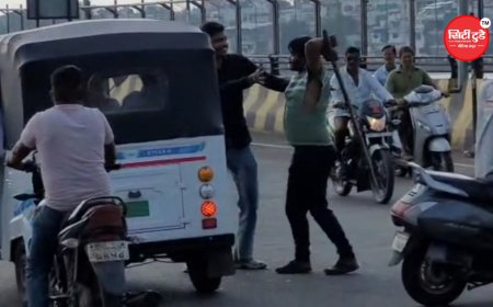 सवारी के लिए ई-रिक्शा चालकों में मारपीट:सागर में डंडा लेकर दूसरे ऑटो चालक पर झपटा, लोगों ने बीच-बचाव कर बचाया