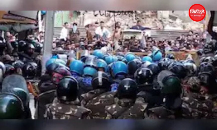 उज्जैन में शाही मस्जिद के हिस्से को हटाने पर बवाल: पत्थरबाजी के बाद पुलिस ने छोड़े आंसू गैस के गोले, भारी बल तैनात; सिंहस्थ 2028 की तैयारियों के बीच बढ़ा विवाद