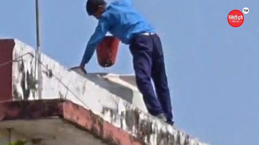 ITI में छात्र से दूसरी मंजिल पर टंकी साफ कराई: बिना हेलमेट, बेल्ट और सेफ्टी शूज के मुंडेर पर चढ़ाया