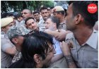 पुलिस ने विपक्ष का मार्च रोका, राहुल-प्रियंका हिरासत में:कांग्रेस सांसदों ने बस का रास्ता रोका; चुनाव आयोग के खिलाफ 5 दिन में पांचवां प्रदर्शन