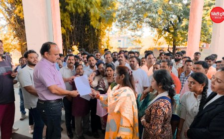 पेड गरबा आयोजन के खिलाफ हिंदूवादी संगठन का प्रदर्शन:उज्जैन में पोस्टर-बैनर फाड़े, चेतावनी-नहीं माने तो गरबा स्थल पर आकर सिखाएंगे सबक