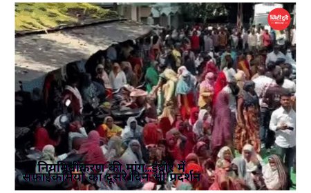 नियमितीकरण की मांग...इंदौर में सफाईकर्मियों का दूसरे दिन भी प्रदर्शन:निगम मुख्यालय का घेराव, गेट पर बैठे कर्मचारियों ने की नारेबाजी, बोले-मांग पूरी होने तक नहीं हटेंगे