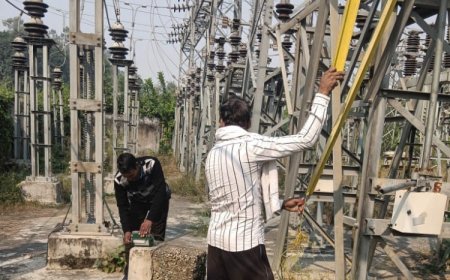 कम बिजली आने पर ग्रामीणों ने सब-स्टेशन में डाला ताला:ओवरलाेड कम करने नए स्टेशन की मांग; अभी सिर्फ 3 घंटे ही लाइट आ रही