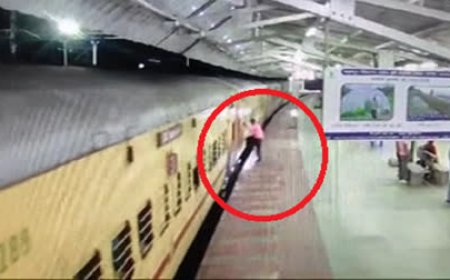 सागर रेलवे स्टेशन पर चलती ट्रेन में चढ़ते समय फिसला यात्री, प्लेटफॉर्म और ट्रेन के बीच फंसा; RPF जवान ने दौड़कर बचाई जान