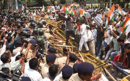 पटना में SIR के खिलाफ छात्रों का प्रदर्शन, बैरिकेडिंग तोड़ी