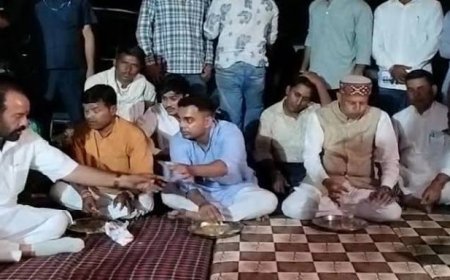अधिकारियों को आदिवासियों से टकराने से पहले मुझसे टकराना होगा':सीहोर के कोसमी पहुंचे कार्तिकेय चौहान; जमीन पर बैठकर खाया खाना, बोले- जहां मकान तोड़े वहीं बनेंगे