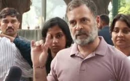 राहुल प्रदर्शन में घायल स्टूडेंट्स को साथ लाए:छात्रा बोली- पुलिस ने प्राइवेट पार्ट पर मारा, छात्र ने कहा- गुंडों के कहने पर हिरासत में लिया