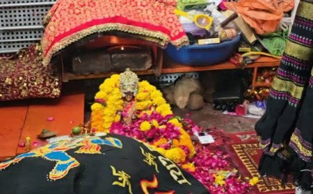 उज्जैन के सती माता मंदिर में शत्रुनाश साधना की चर्चा, पेड़ों पर लटकती हैं लोगों की तस्वीरें