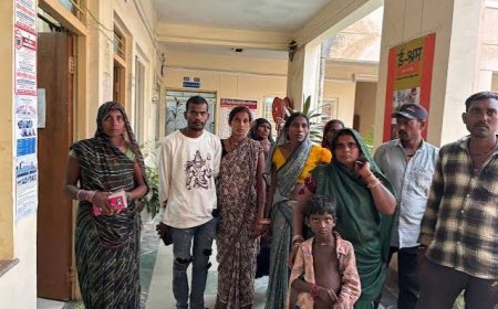 अशोकनगर में मजदूरी नहीं मिलने पर 33 मजदूर कलेक्ट्रेट पहुंचे:15 दिन काम कराने के बाद नहीं मिले पैसे, श्रम विभाग में शिकायत
