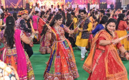 सागर के गरबा महोत्सव में उमड़ा उत्साह: खचाखच भरे सर्कल में फिल्मी और गुजराती गानों पर झूमे प्रतिभागी, सांसद लता वानखेड़े ने भी खेला गरबा